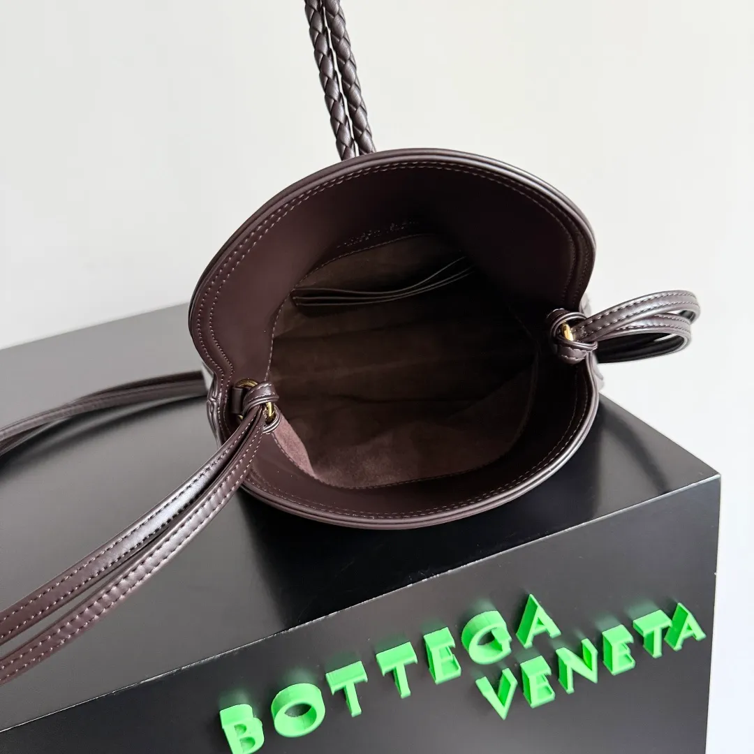 Batch 1520 BOTTEGA VENETA 2025 women's mini LIBERTA crossbody bag, the smallest size is shipped! ! Summer is here, how can you go out and play without a small bag? The "Freedom" series has the advantage of not being picky about seasons. I really like it. A small bag with a generous temperament is an indispensable item for every girl to perfectly adapt to the variety of summer outfits. The high-quality leather reveals a delicate luster. The U-shaped high-quality hardware design is enlarged in this size, which is the finishing touch. Whether it is attending a banquet or daily travel, it can show off the taste. Style No.: 826147 Size: 24*15.5*5cm